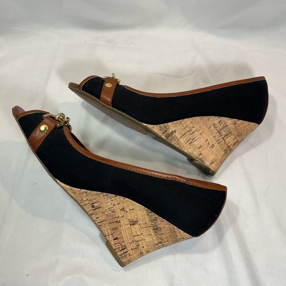 Tommy Hilfiger Black and Brown Wedges with Gold Horseshoe & Chain Over Peep Toe - Picture 4 of 11